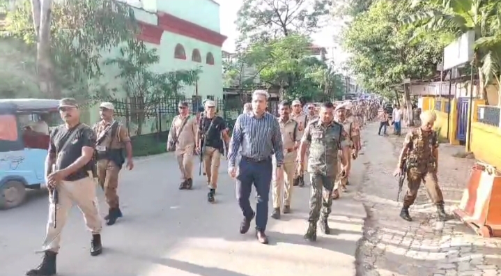 सिलचर में पुलिस प्रशासन ने किया रूट मार्च, डीसी, एसपी ने कहा, घबराए नहीं, साथ हैं