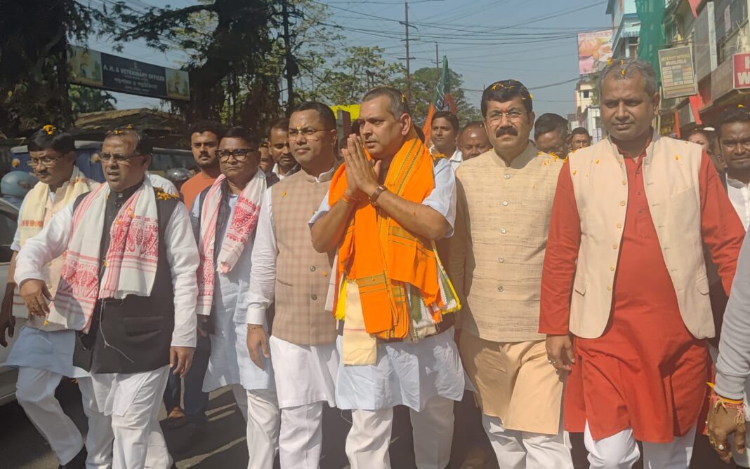 बराक दौरे पर पहुंचे दोनों मंत्रियों, कौशिक राय और कृष्णेंदु पाल, का भव्य स्वागत, सिलचर में पदयात्रा कर जताया आभार