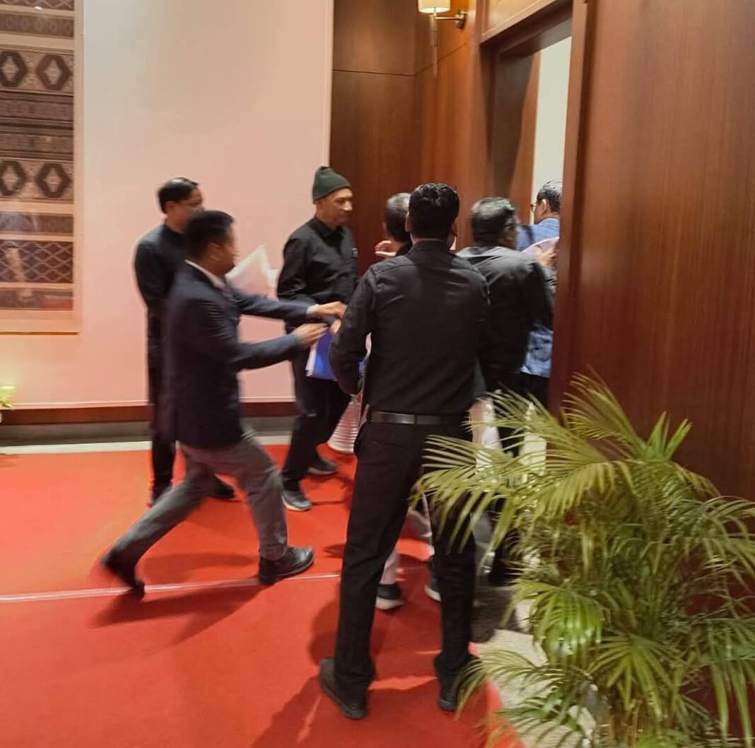 असम विधानसभा में जोरदार हंगामा, भाजपा का दावा, कांग्रेस विधायक ने उपसभापति पर किया हमला