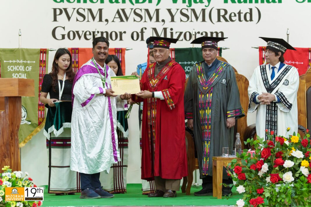 अंबर पांडेय को मिजोरम विश्वविद्यालय में मिला गोल्ड मेडल