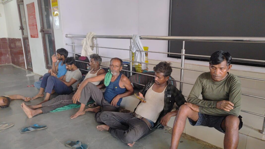 बदरपुर – लामडिंग हिल सेक्शन में रेल सेवा बंद होने से तीन दिन से फंसे बिहार के प्रवासी मज़दूर, बोले, अब नहीं आएँगे नार्थ ईस्ट, मणिपुर – नागालैंड में सड़क निर्माण कंपनी में करते थे काम, युवा यादव महासभा के भोला यादव ने की गुवाहाटी भेजने में मदद