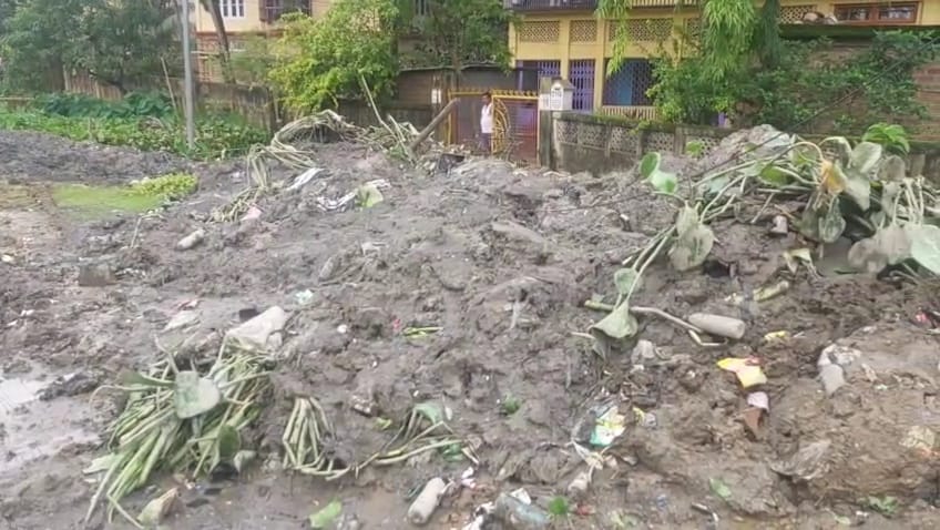 सड़क पर छोड़ देते नाले की गंदगी, बदबू से जीना मुहाल, राहगीरों को चलने में दिक्कत