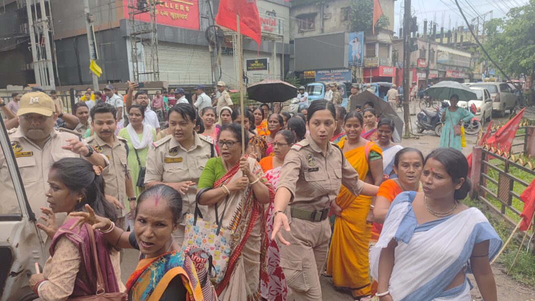 सिलचर में भारत बंद का रहा मिलाजुला असर, ट्रेड यूनियन की महिला सदस्यों ने किया विरोध प्रदर्शन