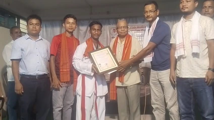 लखीपुर के छात्र बयांगलांग ड्खार ने ताइक्वांडो चैंपियनशिप-2025 में उपविजेता बन राज्य एवं जिले का किया नाम रोशन, हुआ अभिनन्दन