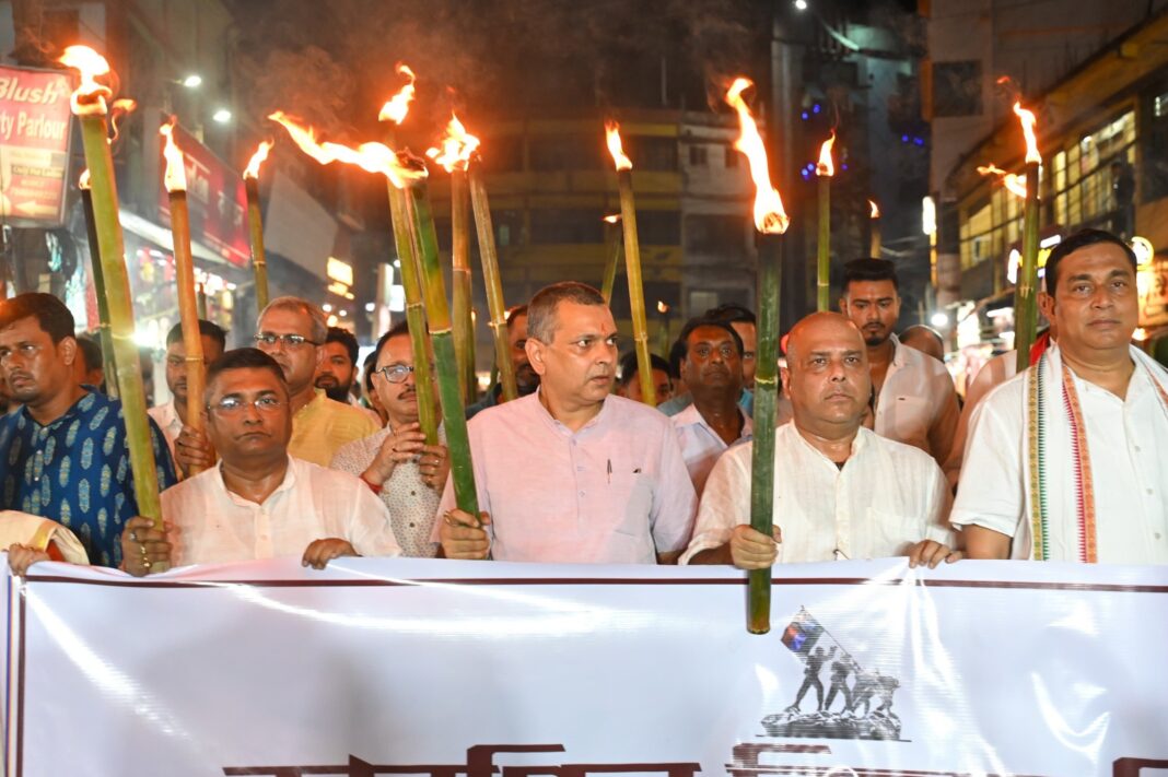 कारगिल विजय दिवस पर सिलचर में भाजपा ने निकाली मशाल रैली, युद्ध में शहीद जवानों को दी श्रद्धांजलि; देश भक्ति जयकारे लगाए