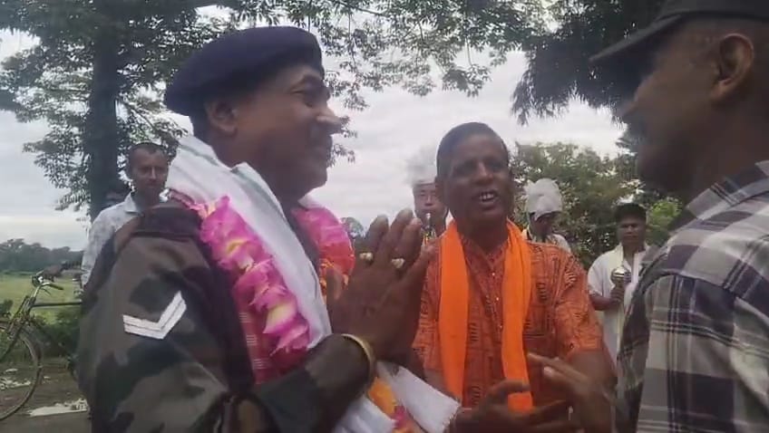 22 वर्षों तक देश की सेवा के बाद घर लौटे रिटायर्ड आर्मी जवान अजय कुमार दास का परिवार तथा गांव वासियों ने किया भव्य स्वागत