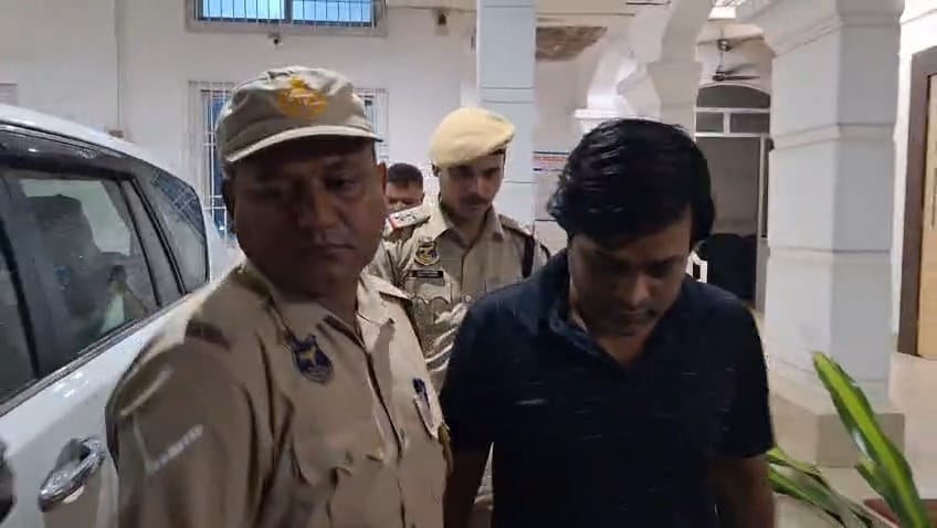 कछार पुलिस के हाथ लगा फर्जी डॉक्टर, खुद को स्त्री एवं प्रसूति रोग विशेषज्ञ बताता था