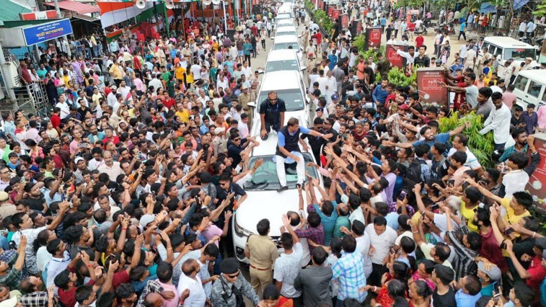 मंगल पांडेय और नेताजी की प्रतिमा का अनावरण करने पहुंचे मुख्यमंत्री को देखने उमड़ा जनसैलाब