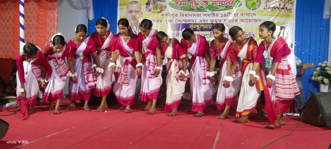 लखीपुर के 19 चाय बागानों में हो रहा करम पूजा सम्मेलन एवं झुमुर नृत्य का आयोजन