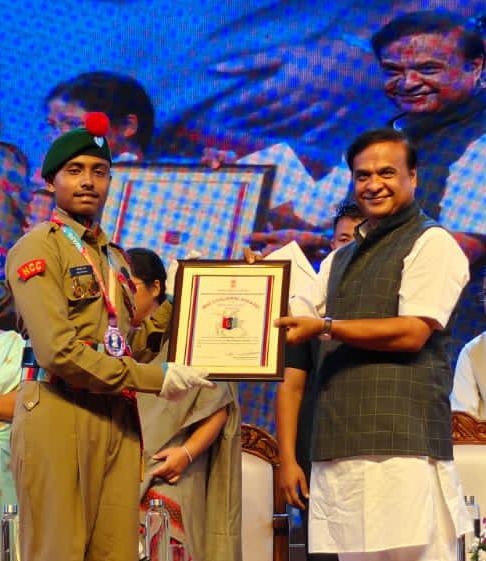 कछार, लखीपुर के कक्षा 10 के कैडेट अभिजीत दास को मुख्यमंत्री द्वारा “वीर चिलाराई पुरस्कार” से किया गया सम्मानित