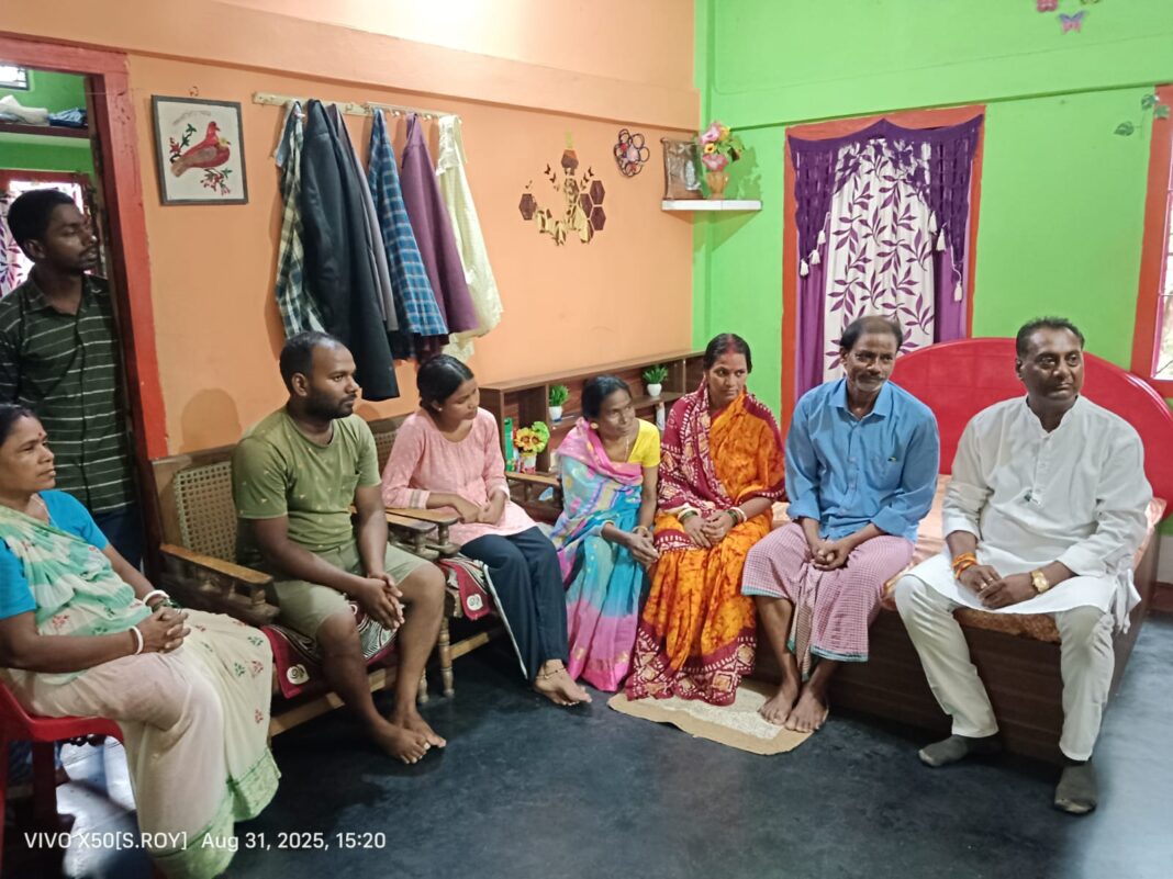 वरिष्ठ समाजसेवी तथा भाजपा नेता सुरेंद्र प्रसाद सिंह शहीद जवान के परिजनों से मिले और अपनी संवेदना व्यक्त की