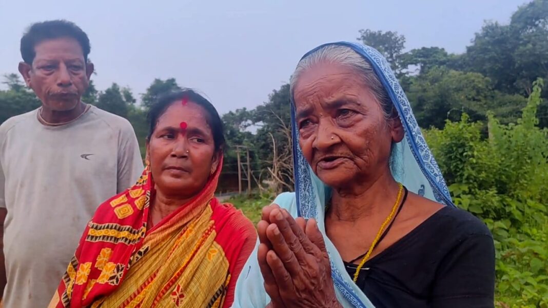 गरीब असहाय परिवार का मुख्यमंत्री से गुहार, उनकी पैतृक भूमि खोने से बचा दे, कुछ लोग जबरन कब्जाने का कर रहे प्रयास