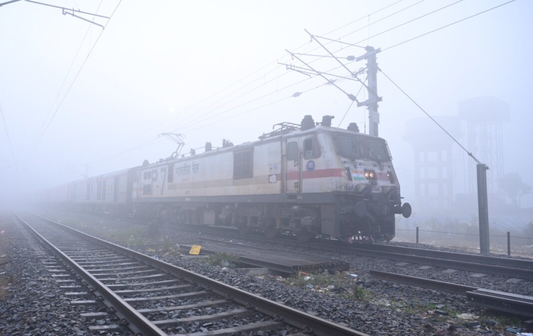 पूर्वोत्तर सीमांत रेलवे ने कोहरा मौसम के आगमन को देखते हुए संरक्षा उपायों को किया सुदृढ़