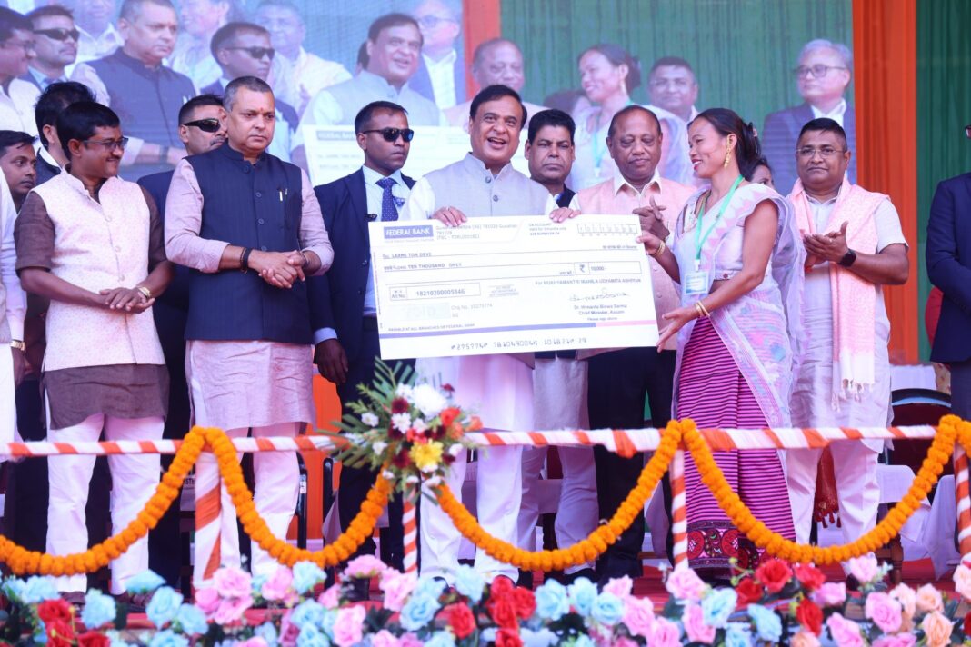 असम मुख्यमंत्री डॉ. हिमंत विश्व शर्मा ने कहा, राज्य में भाजपा लगाएगी जीत की हैट्रिक , ‘सीएम महिला उद्यमिता’ अभियान के तहत महिलाओं को प्रदान किए चेक