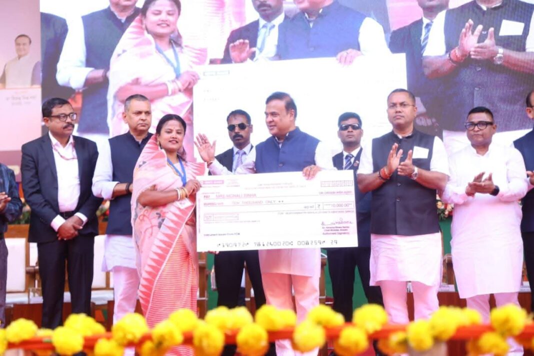 “सीएम महिला उद्यमिता अभियान” के तहत मुख्यमंत्री ने महिलाओं के बीच वितरित किए चेक