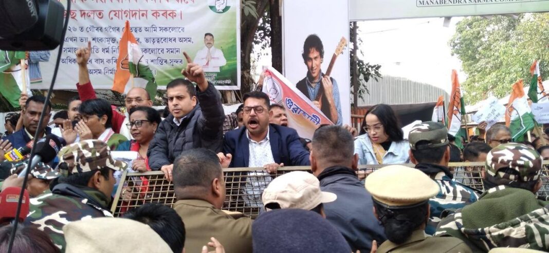 वोट चोरी के खिलाफ कांग्रेस का गुवाहाटी में हुआ बड़ा विरोध प्रदर्शन, संवैधानिक अधिकारों के हनन का लगया आरोप