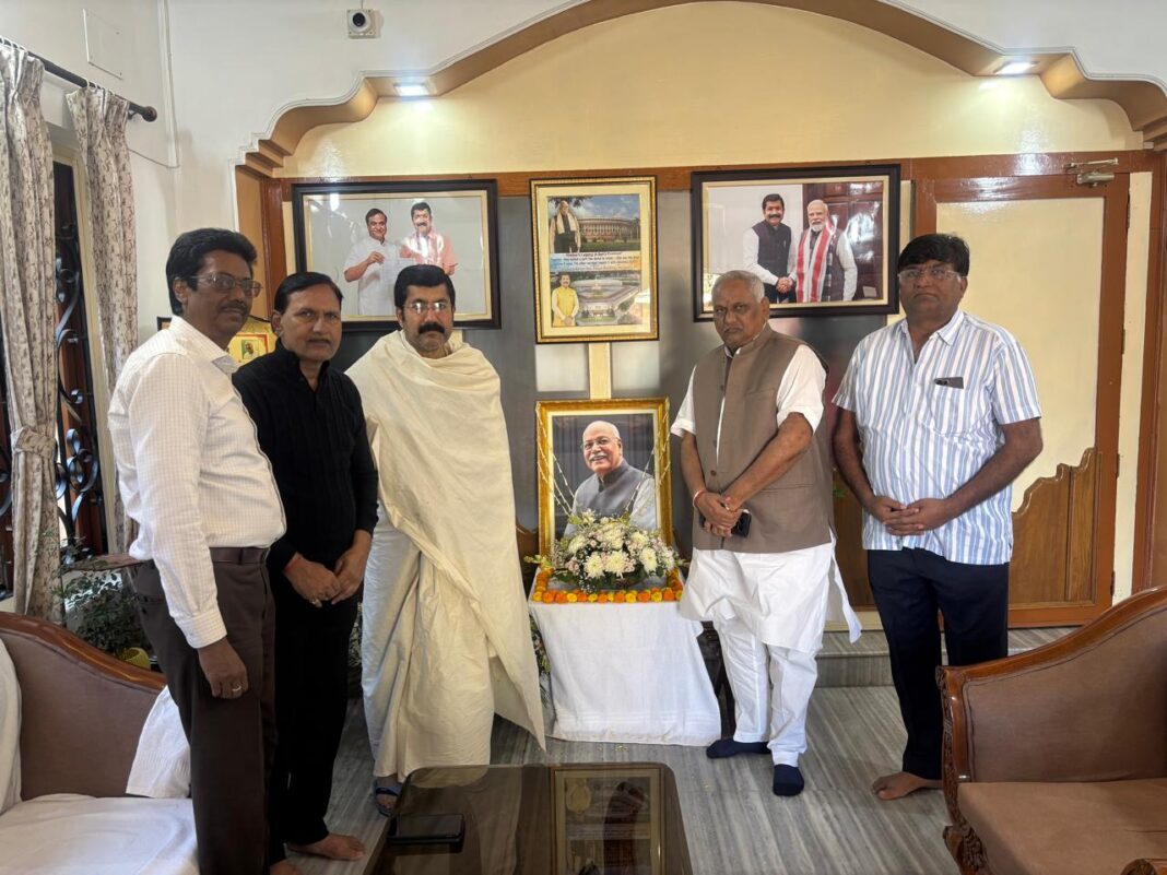 मारवाड़ी सम्मेलन के पदाधिकारियों ने कणाद पुरकायस्थ से मुलाकात कर स्व. कबिन्द्र पुरकायस्थ के निधन पर शोक जताया
