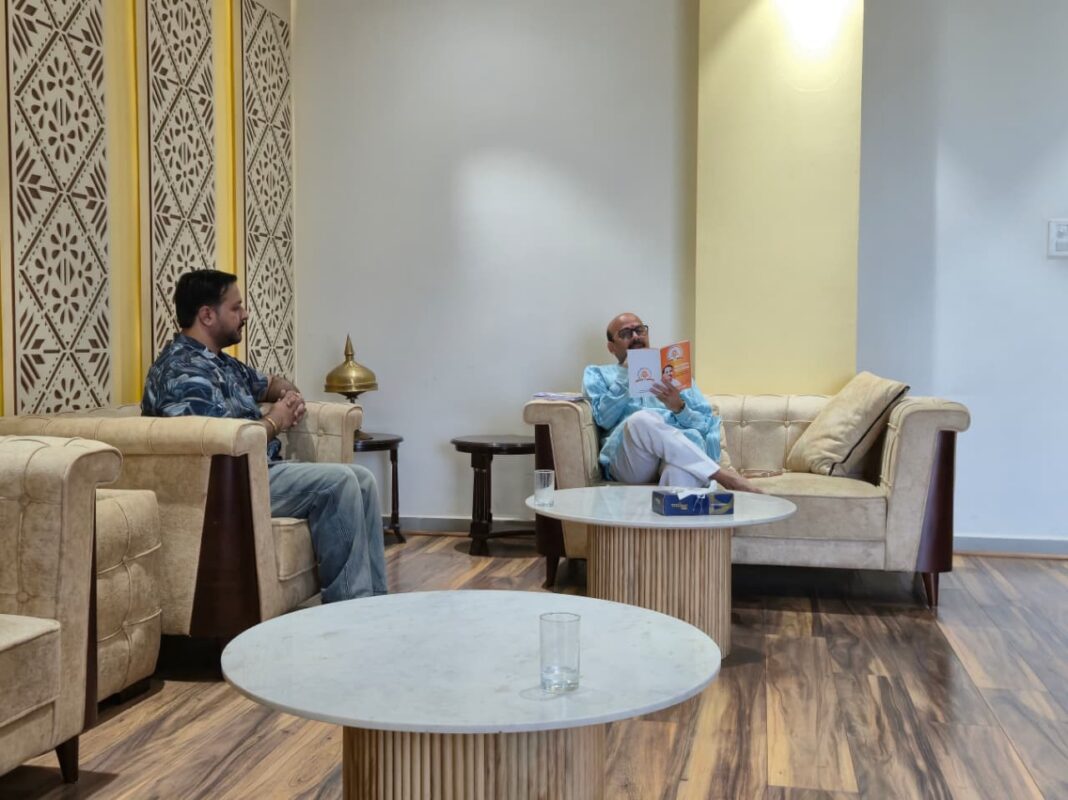नेटा के अध्यक्ष ने की भाजपा प्रभारी हरीश द्विवेदी से मुलाकात, ट्रांसपोर्टरों की भलाई पर चर्चा