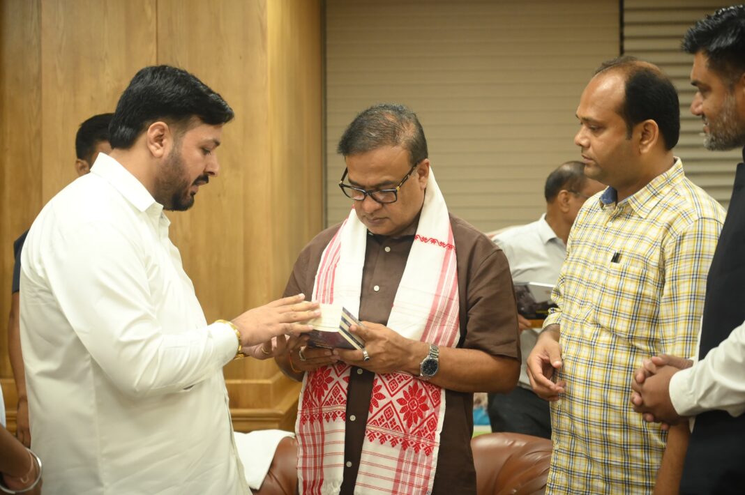नेटा का प्रतिनिधिमंडल असम के मुख्यमंत्री से मिल बाढ़ पीड़ितों के लिए सौंपे 1,01,000 का चेक